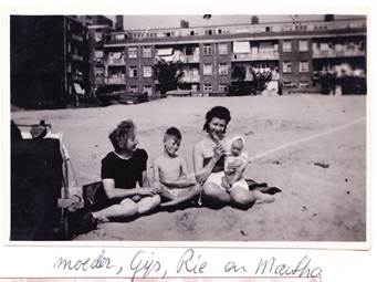 1947 08  ca dcAKlumper Orteliusstraat achterkant- MietjeDriehuis, GijsDriehuis, RieDriehuis, MarthadBruin (dochter Bep Driehuis)