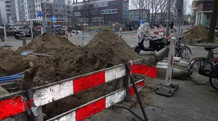 2013 02 25 dc01500 Orteliusstraat even zijde, hoek Erasmusgracht - de grond open tbv leidingen